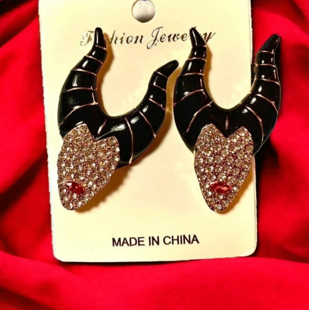 Maleficent earrings 😈✨️ 😍
